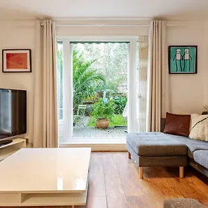Charming 2-bed Garden Flat Apartment London