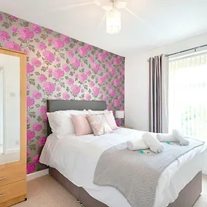 Free Parking, Spacious Living Room, Garden Swansea